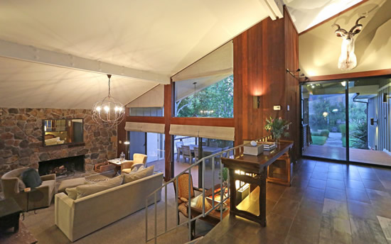 Натяжной потолок в зале