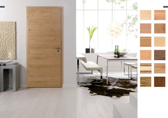 Шпонированные двери в комнате