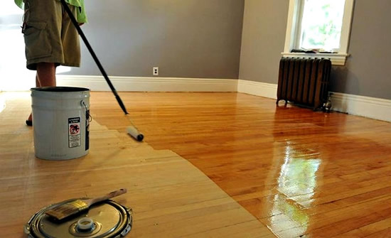 Покрытие лаком паркета