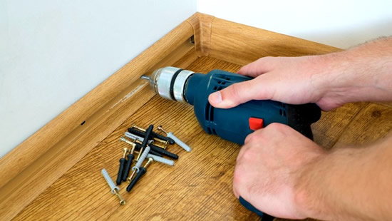 монтаж плинтуса