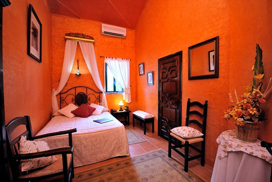 Терракотовый цвет в интерьере спальни 2